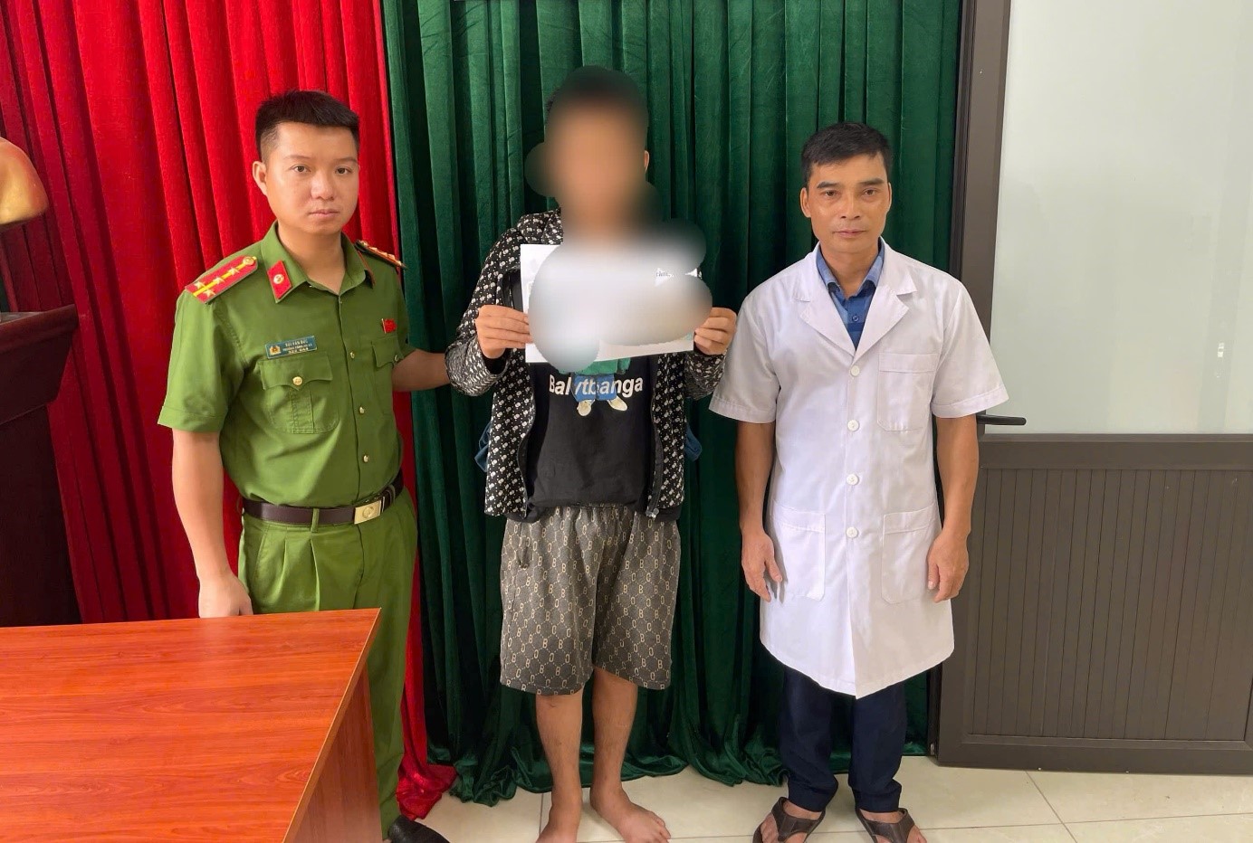 Công an xã Thượng Cốc test nhanh ma túy đối với đối tượng B.V.Đ