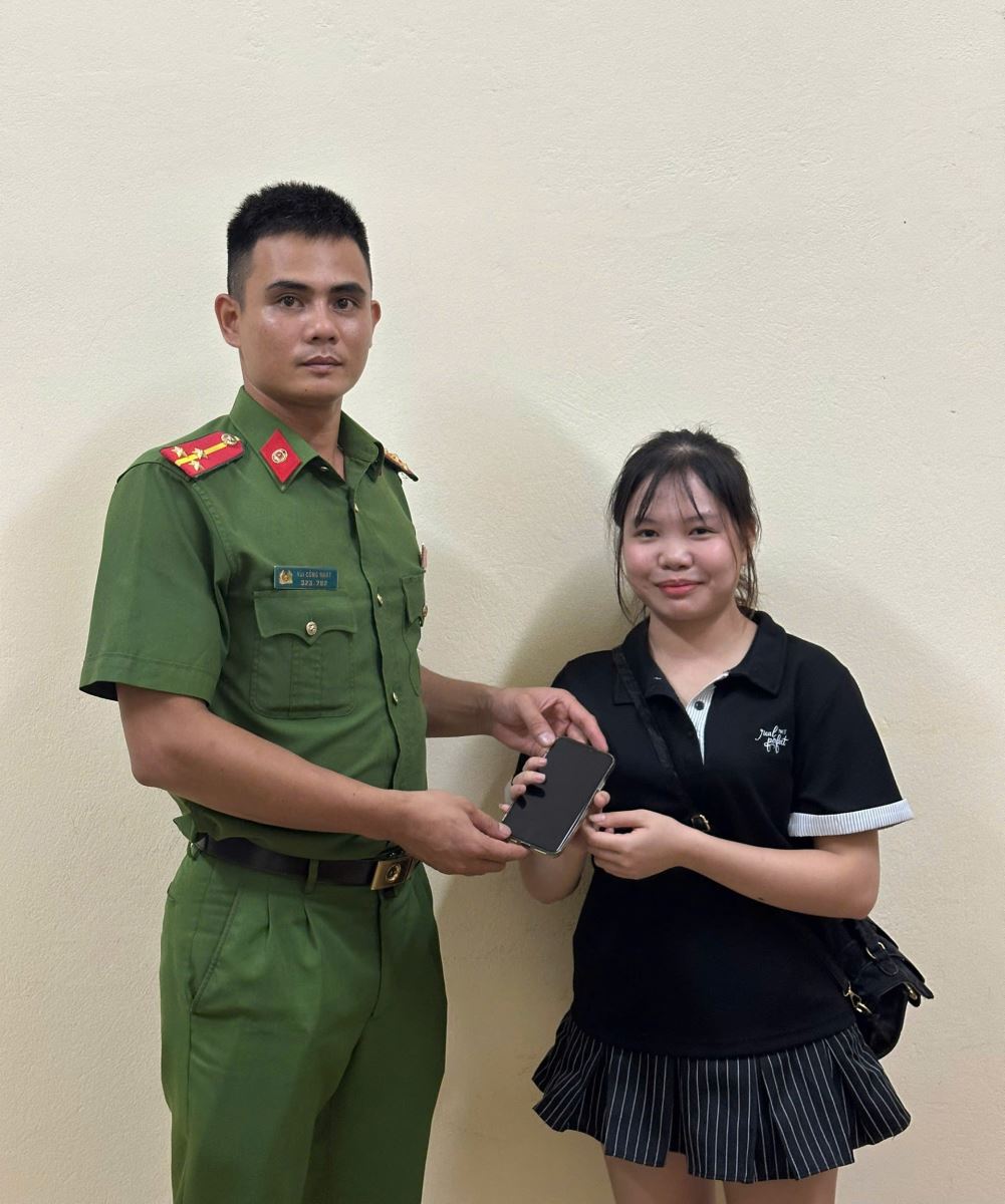 Cán bộ Công an xã Yên Trị hỗ trợ tìm kiếm đồ thất lạc tại Hội trại Trung thu