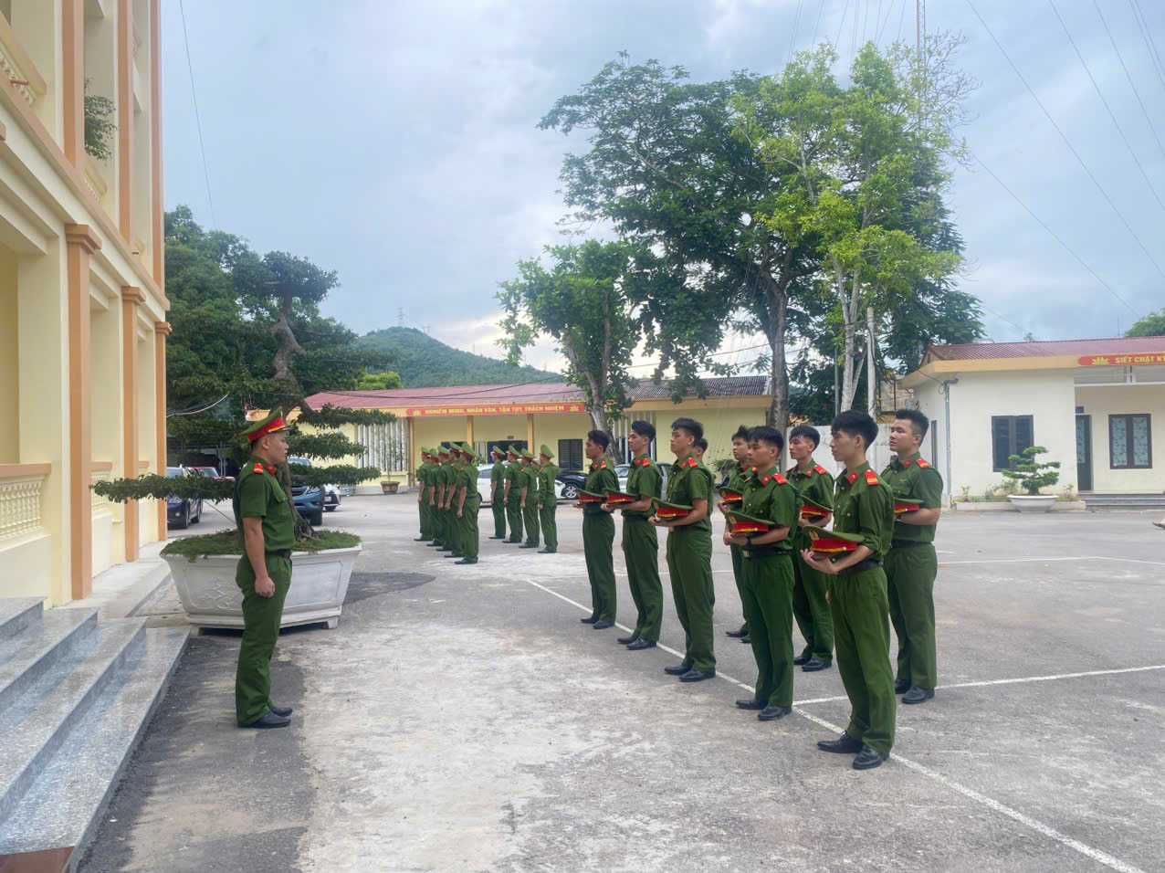 Các học viên thực hành các nội dung huấn luyện Điều lệnh Công an nhân dân.